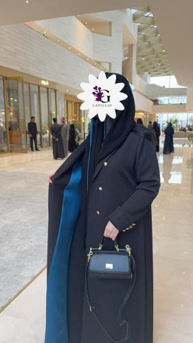 بليزر اسود ساده مبطن تركواز مع طرحه طرف