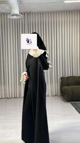 عبايه كريب مبطنه مع أكمام كسرات اوف وايت وطرحه طرف