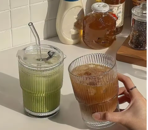 كوب زجاجي مع غطاء وقش