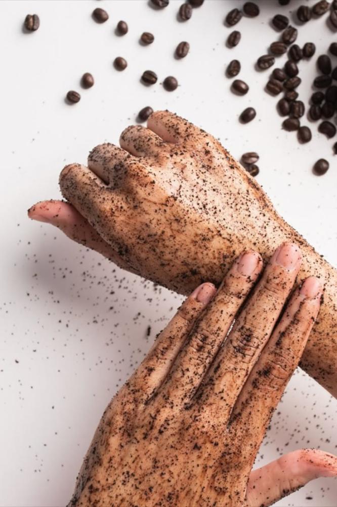 فوائد تقشير الجسم بانتظام لبشرة ناعمة ومشرقة