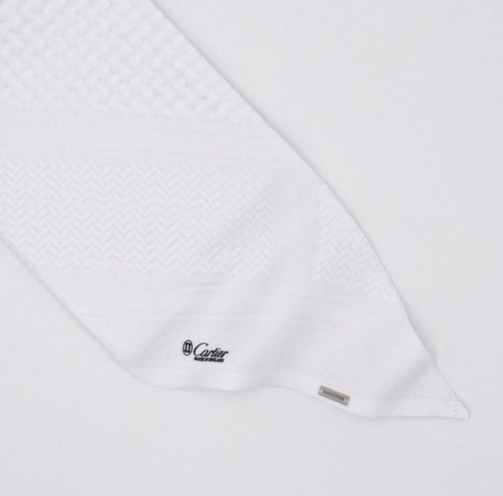 شماغ كارتير ابيض 2024