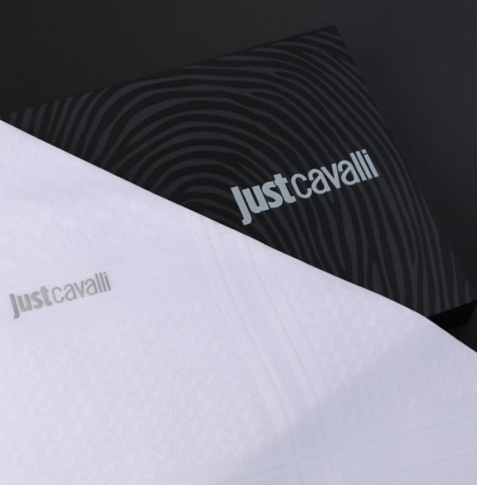 شماغ جست كافالي أبيض بخامة قطنية فاخرة وتصميم متقن