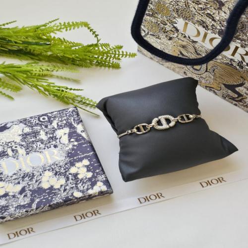 أسوارة انيقة من ماركة ديور Dior