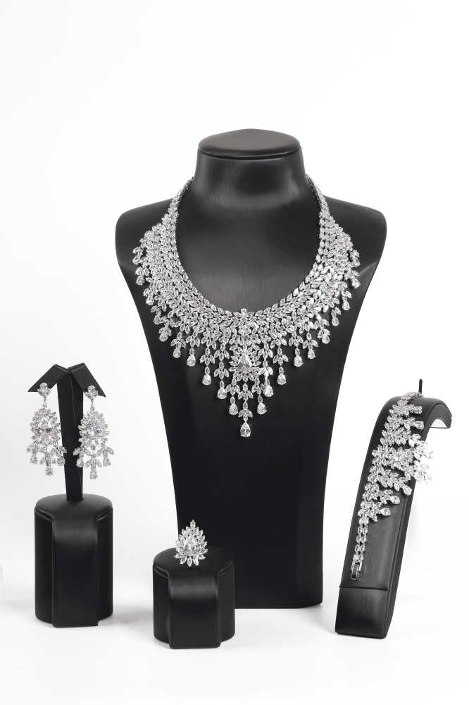 طقم زركون 4 قطع فضي كامل لامع فاخر