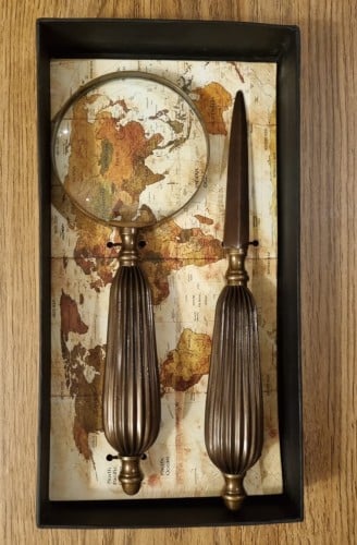 تحفة مكتبية/ فتاحة الأظرف وعدسة مكبرة