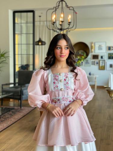فستان انيق باكمام طويله بلونين بيبي بينك والبيج