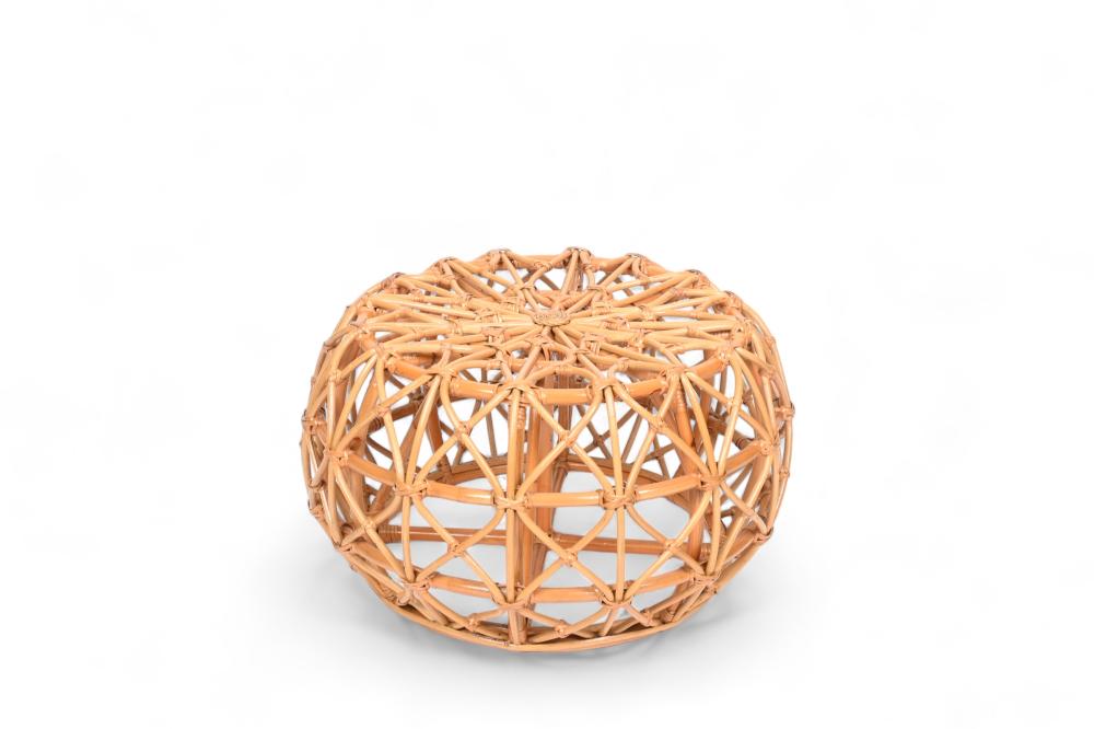 طاولة من الخيزران