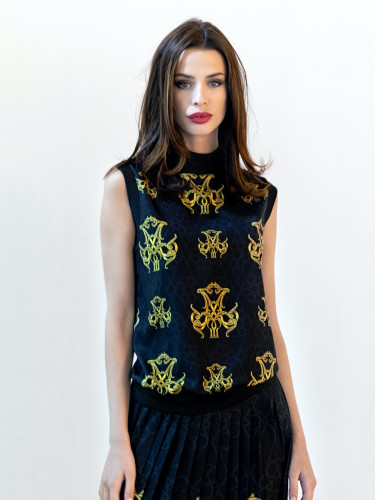 بلوزة برقبة عالية مع طبعات