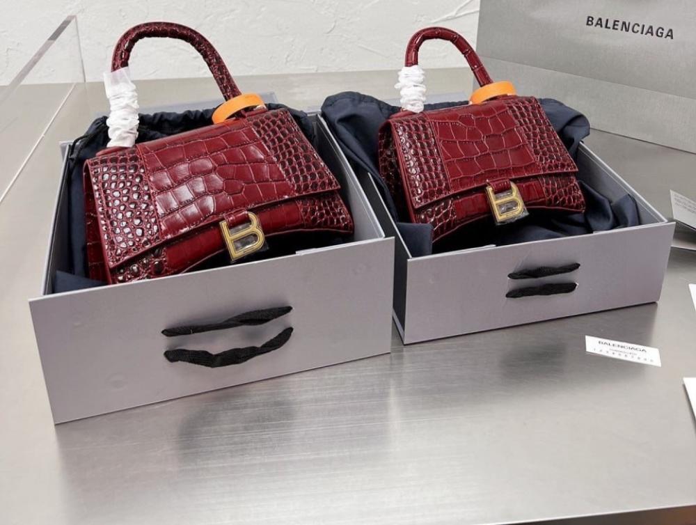 حقيبة Balenciaga عدة الوان