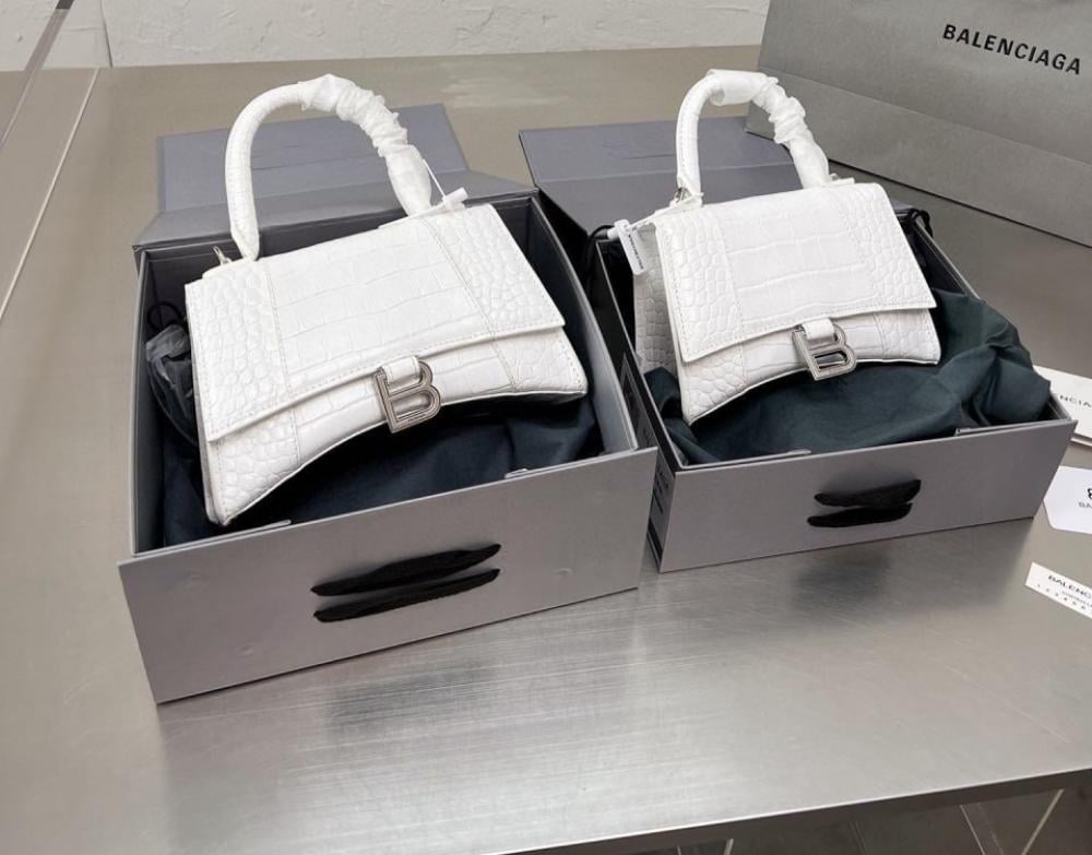 حقيبة Balenciaga عدة الوان