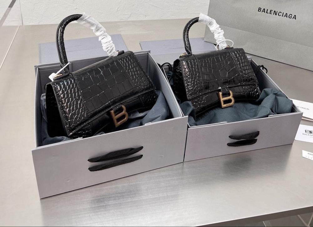 حقيبة Balenciaga عدة الوان