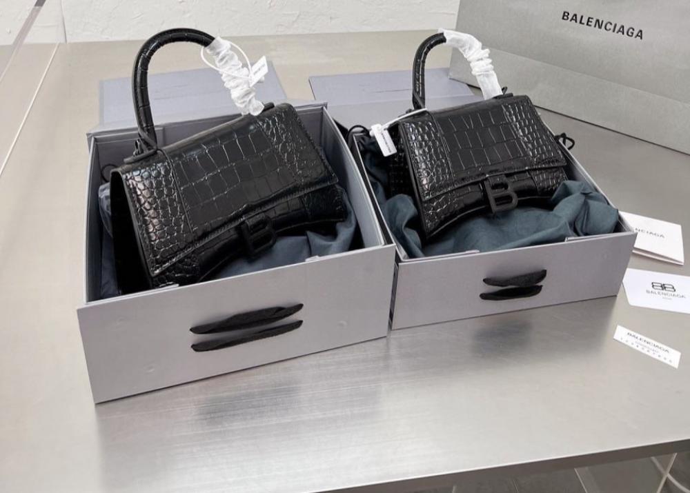 حقيبة Balenciaga عدة الوان