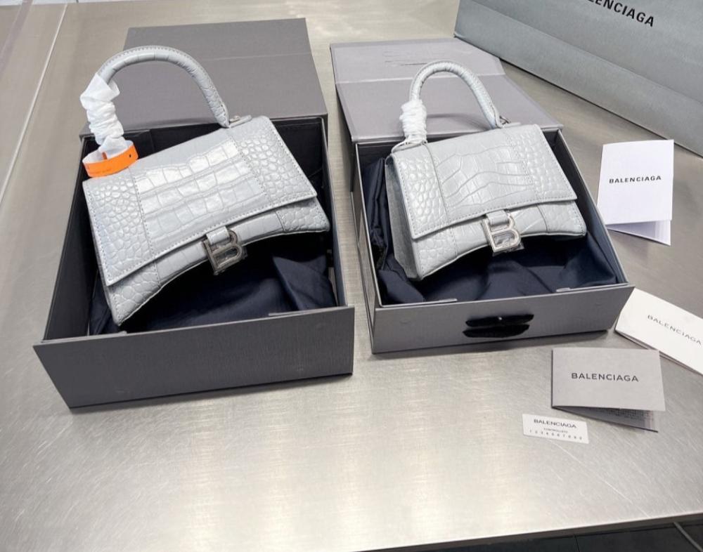 حقيبة Balenciaga عدة الوان