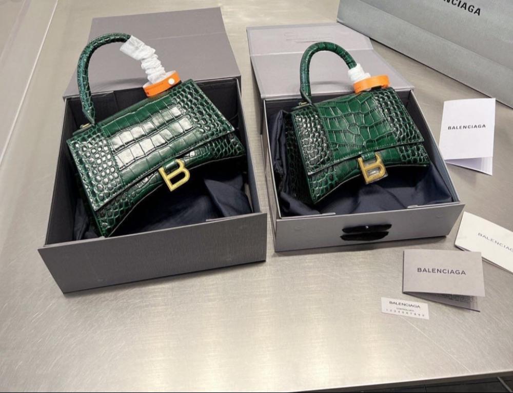 حقيبة Balenciaga عدة الوان