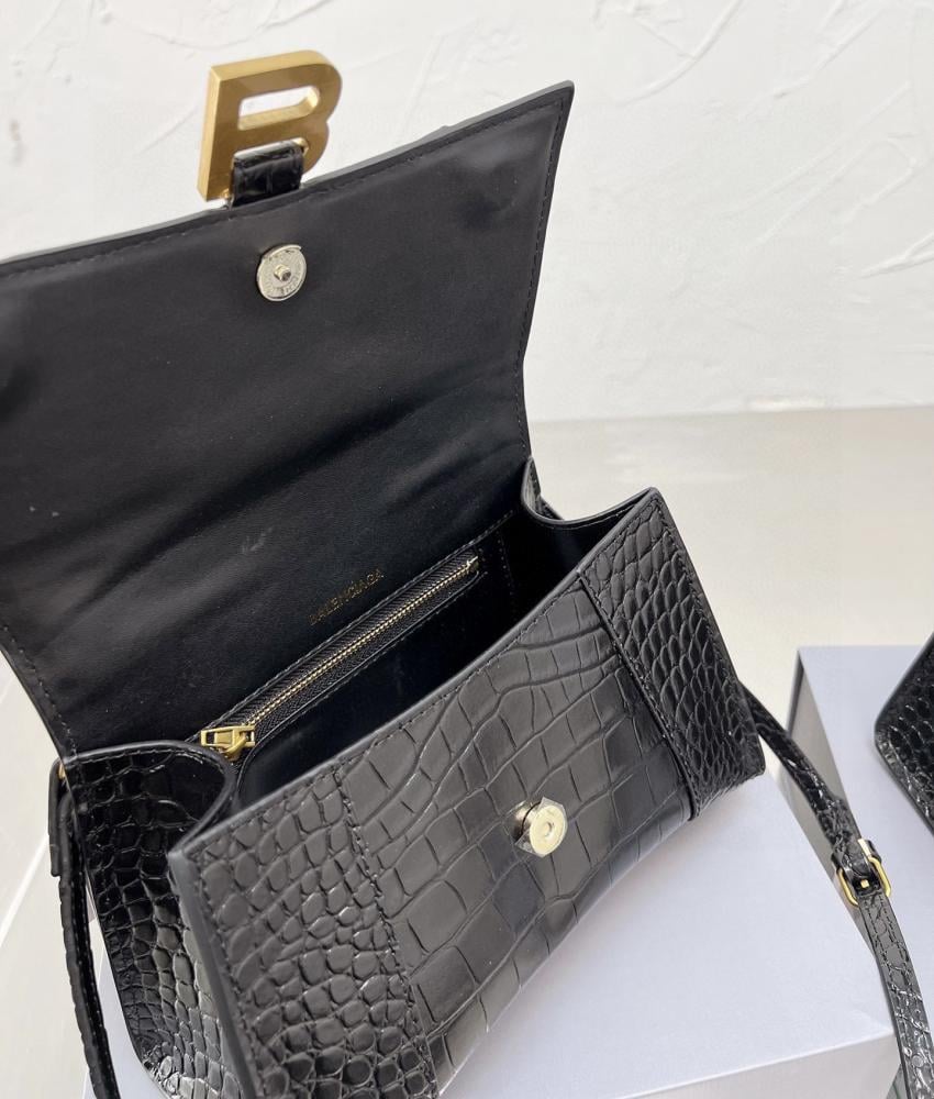 حقيبة Balenciaga عدة الوان