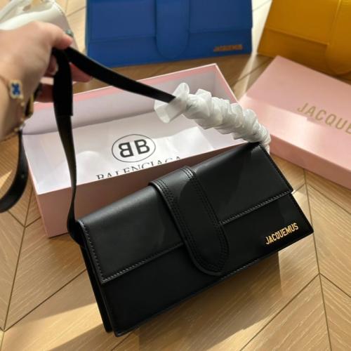 حقيبة Jacquemus عدة الوان