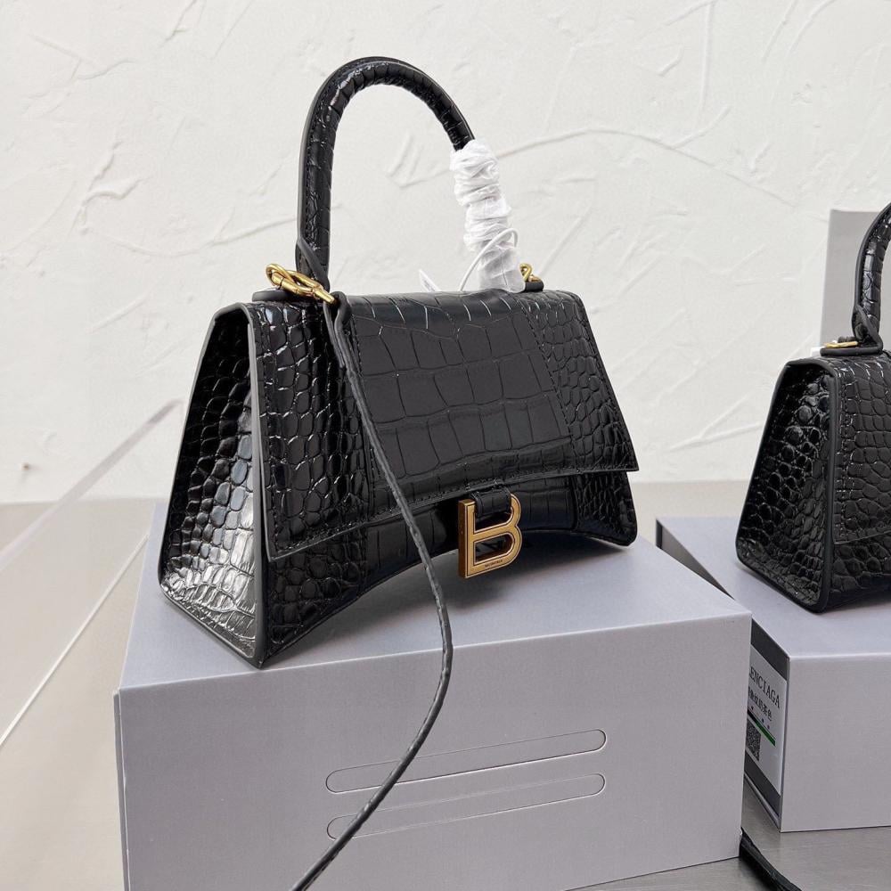 حقيبة Balenciaga عدة الوان
