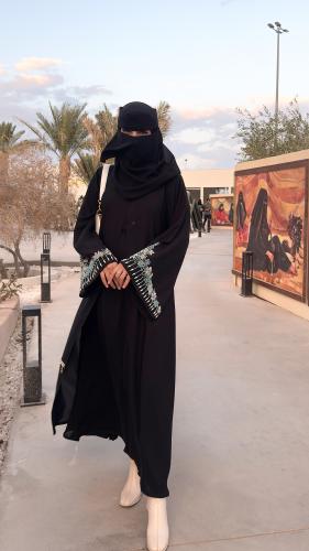 عباية شملة أكمام واسعة مطرزة