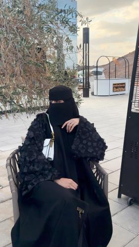 عباية سوداء مع ورود شيفون وخرز أسود
