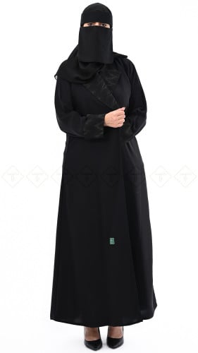 عباية لف عليها ياقة