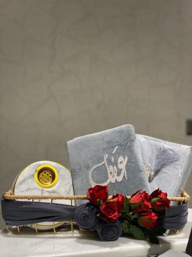 سلة مكونة من مصحف مطرز بالأسم وشرشف صلاة ومبخرة