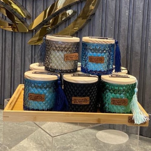 شمع حجم صغير بفتيل خشب برائحة الباتشولي والعنبر