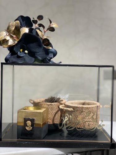 صندوق زجاجي وسط يحتوي على 2 سلة تراثية ومبخرة