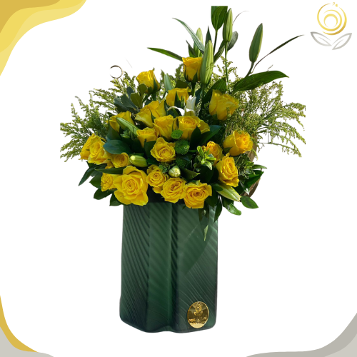 فازه مع ورد طبيعي