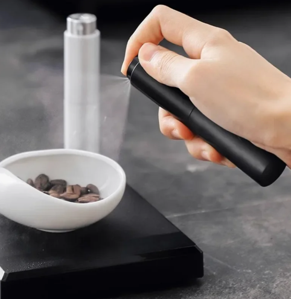 لماذا نستخدم بخاخ الماء لرش حبوب القهوة قبل طحنها؟