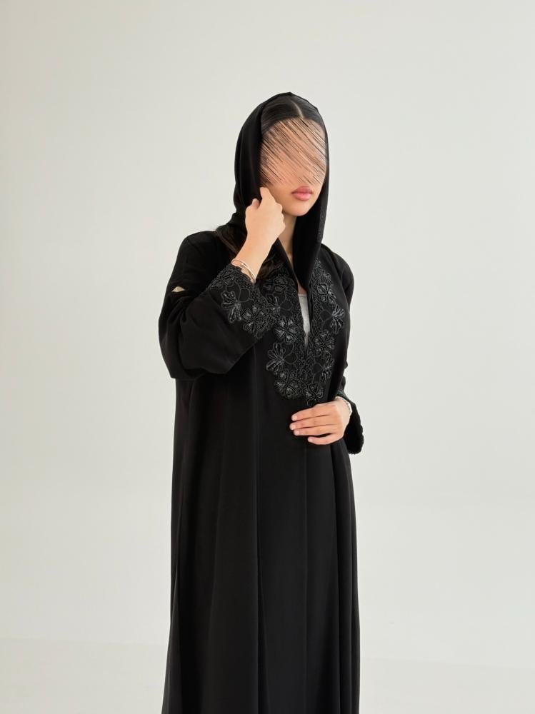 عباية الشيخه بقماش كريب ملكي مزين بشك ناعم