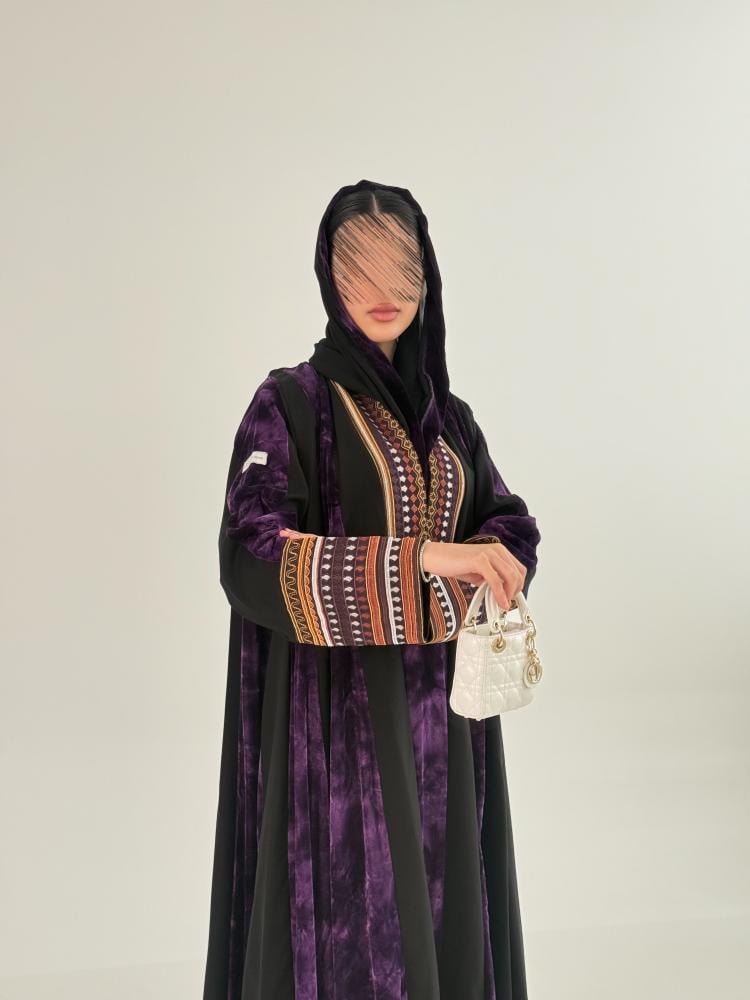 عباية ريلام بقماش مخمل تديخلات كريب الاناقة بتطريز موف