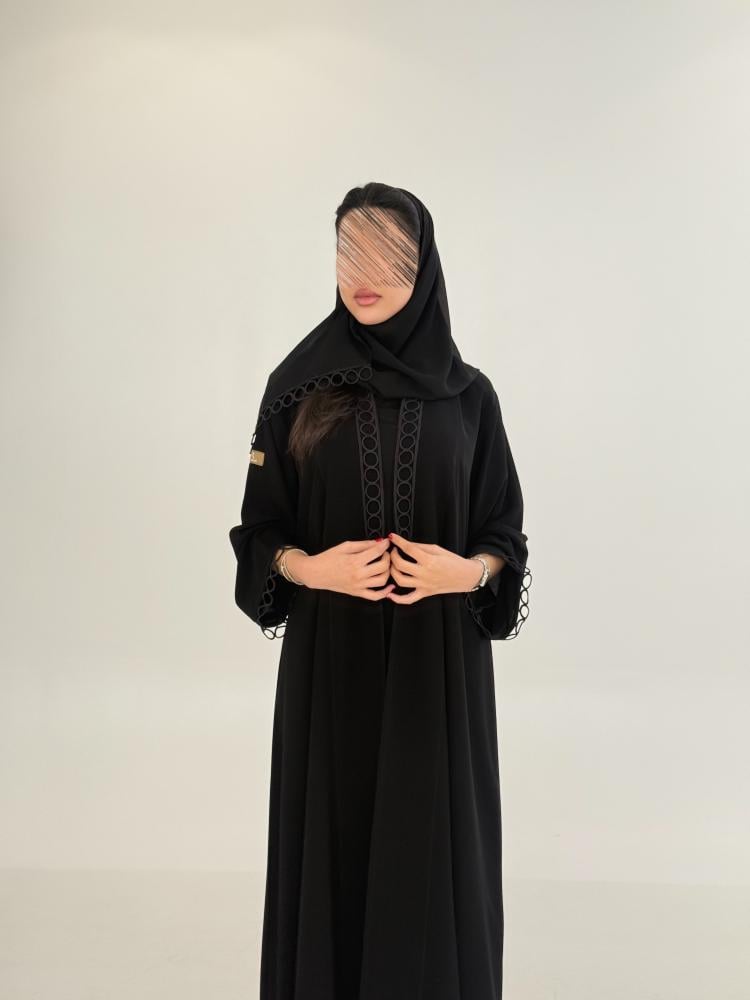 عباية هيلا بقماش كريب ملكي مزين بكلفه دوائر