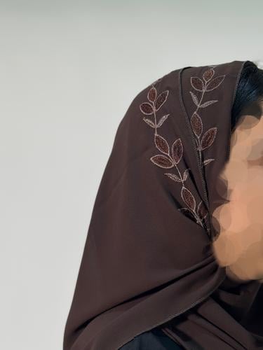 بني بتطريز