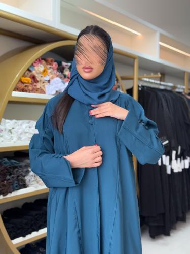 عباية ليان بقماش كريب باربي مزين بازرة تركواز