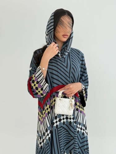 عباية يسمى بقماش شيفون برسم مبطن رصاصي