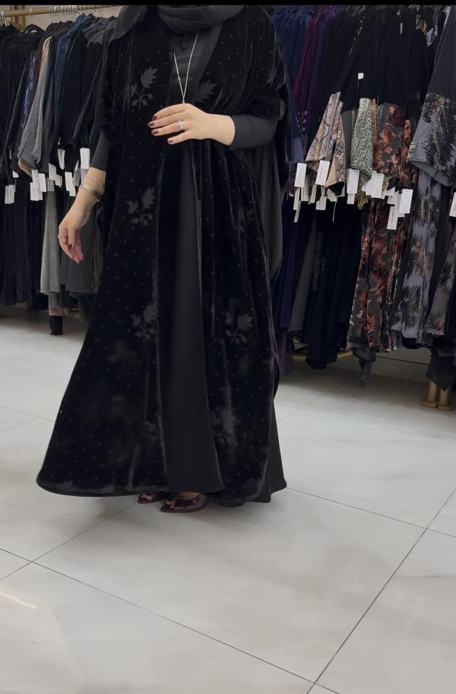 عباية الترف بقماش شيفون مخمل مبطن برسم ورد اسود
