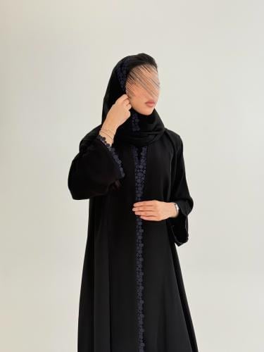 عباية لارين بقماش كريب ملكي مزين بقيطان كحلي