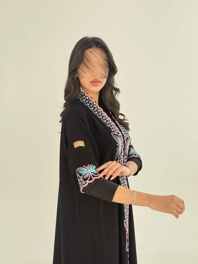 عباية فراشه بقماش كريب ملكي كم استرتش بتطريز انثوي وردي