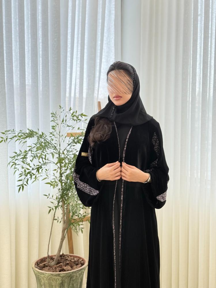 عباية فيحاء بقماش مخمل كوري تدخيلات كشميري رمادي