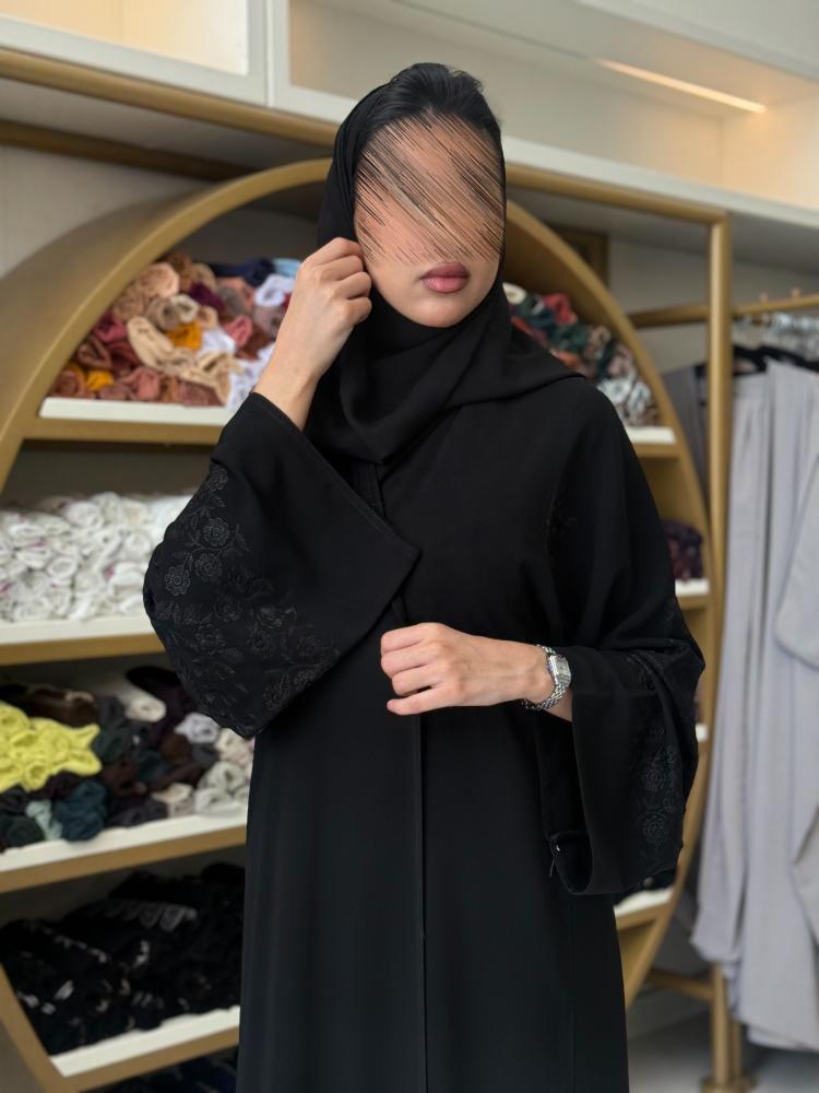عباية علياء بقماش كريب ملكي تطريز ناعم بالكم 1