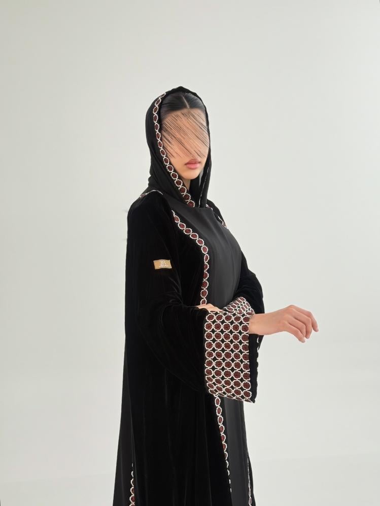 عباية ريفا مكس مخمل مع كريب الاناقة بتطريز بني