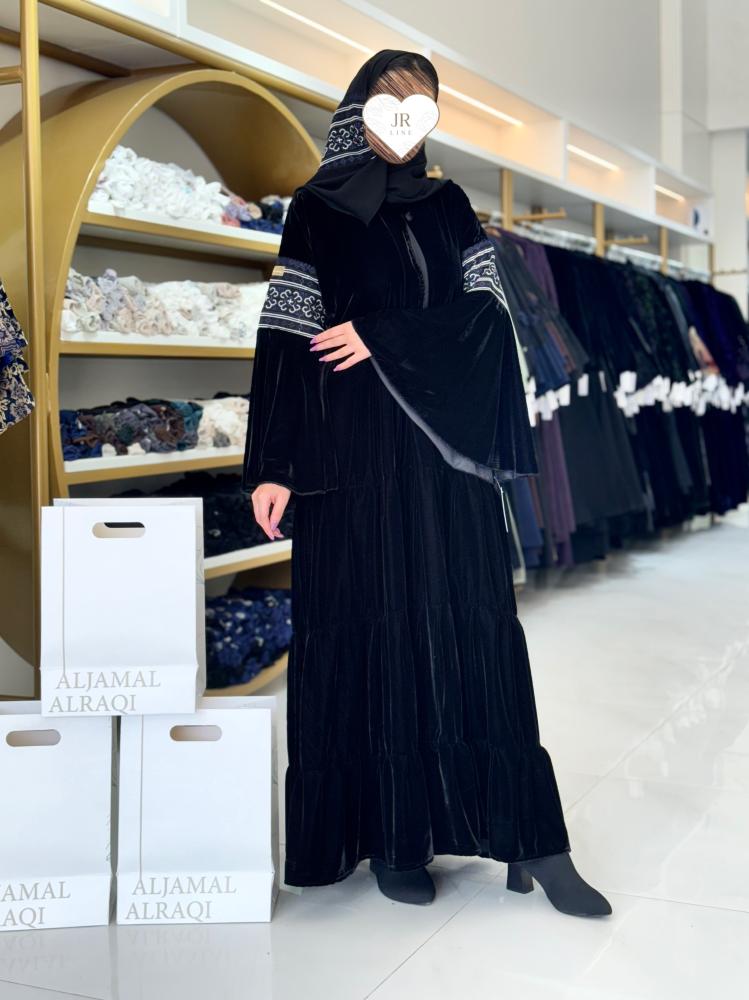 تشكيلة شتاء 2026 - عباية تارا دبل كلوش بقماش مخمل مع سدو كحلي