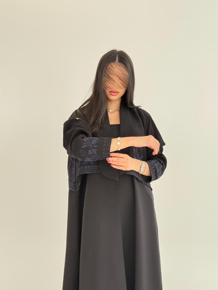 عباية صفاء بقماش كريب كوبرا بتطريز كحلي