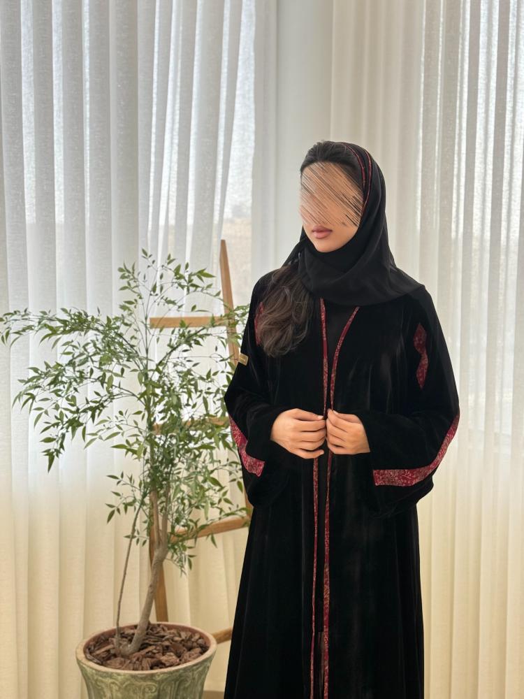 عباية فيحاء بقماش مخمل كوري تدخيلات كشميري عنابي