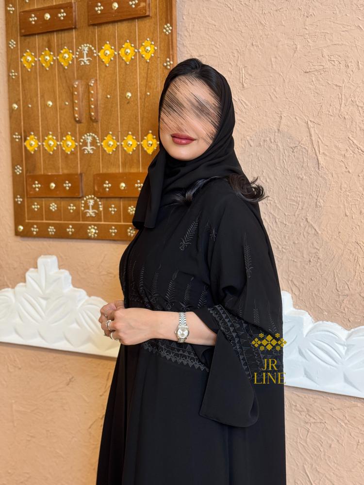 اليوم الوطني | عباية امجاد بقماش كريب الاناقه تدخيلات ملكي مطرز اسود