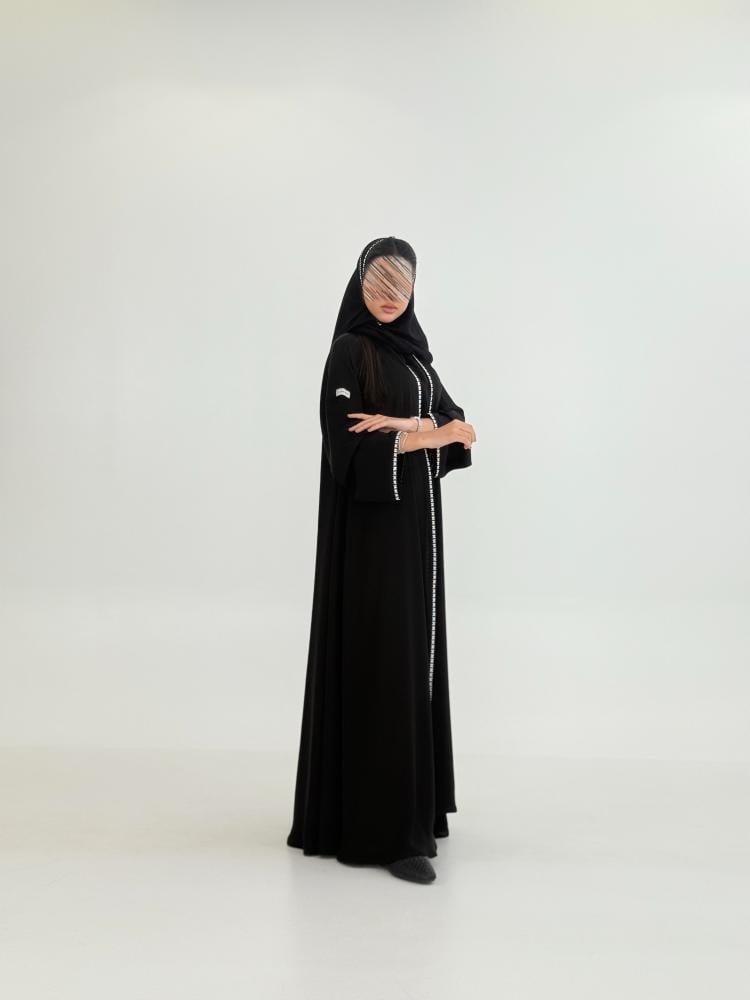 عباية سلطانه بقماش انترنت بتطريز ناعم  كم ضيق ابيض