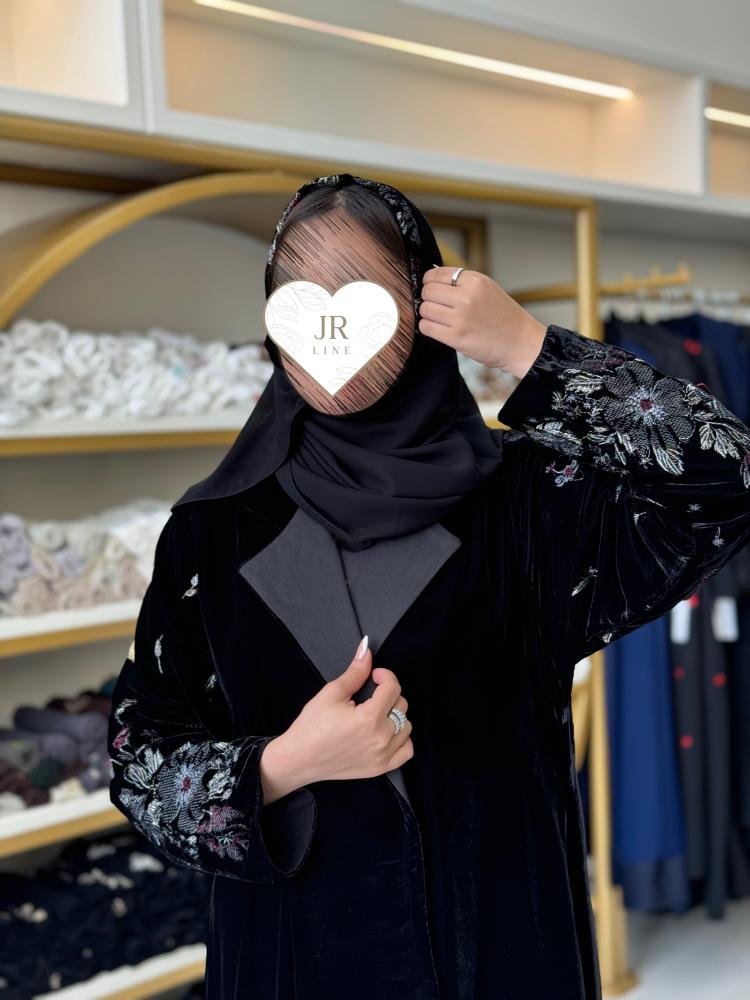 تشكيلة شتاء 2026 - عباية كيرا بليزر مخمل تطريز ورود فضي