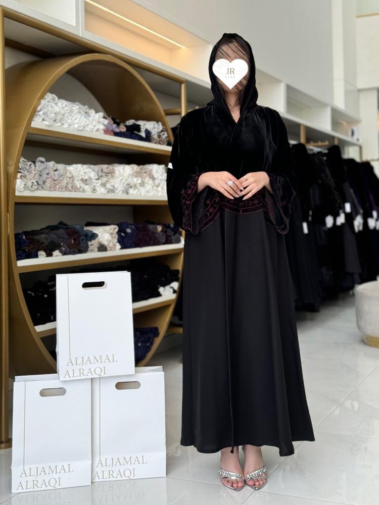 تشكيلة شتاء 2025 - عباية سوليتا كريب مع مخمل تطريز عنابي