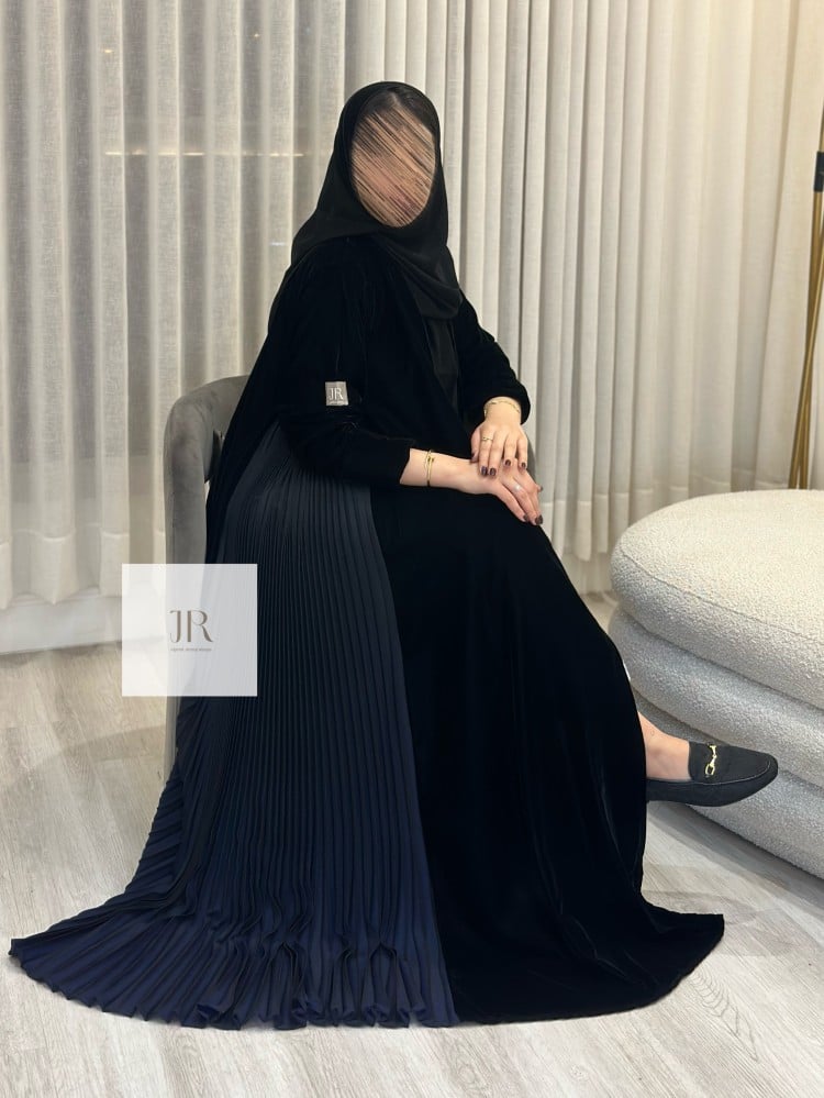 عباية الطاووس l مخمل اسود بكسرات جانبية كحلي
