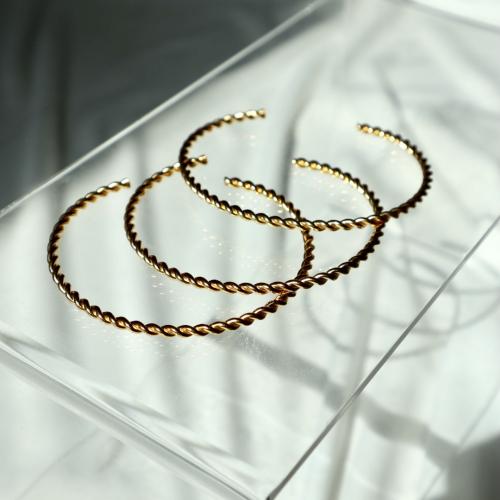 Thiny twisty bangles